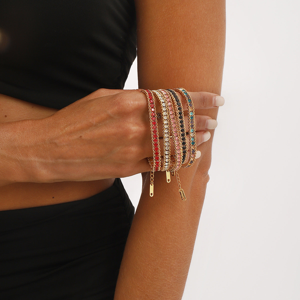 Bracciale Minimalista Elegante Geometrico in Acciaio Inossidabile con Intarsio di Zirconi Colorati per Donne