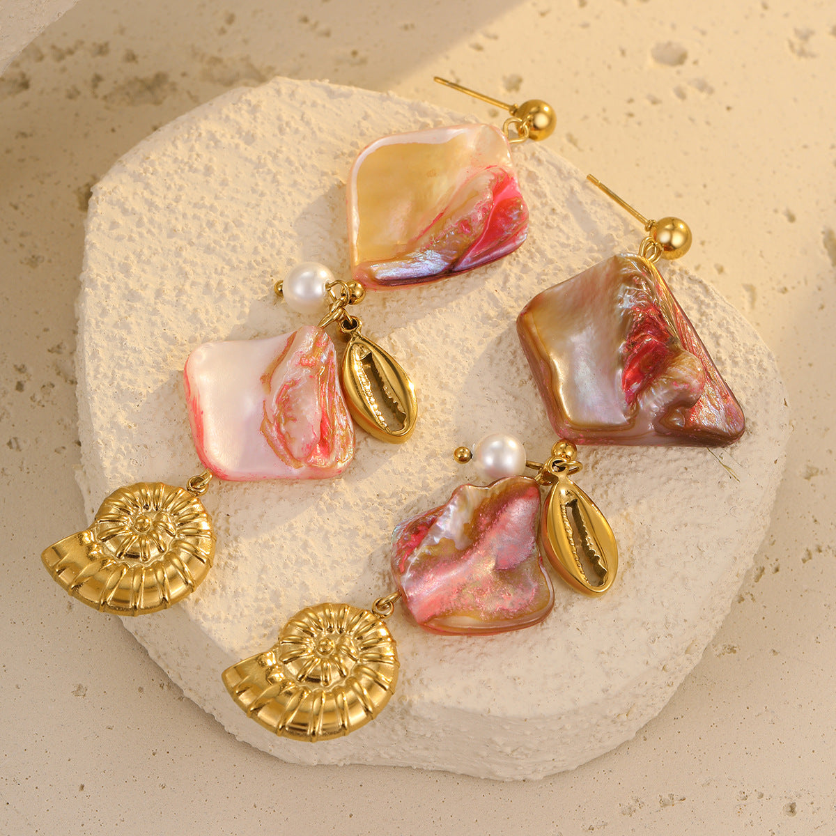Orecchini a perno conchiglia con nappa in stile spiaggia bohémien, in acciaio inossidabile e perle conchiglia in titanio, colore rosa