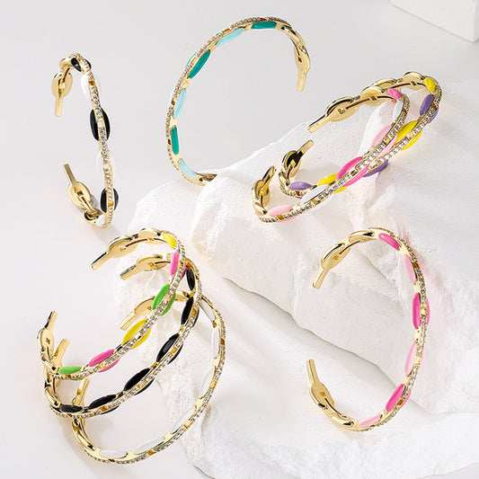 Pulsera rígida abierta estilo nariz de cerdo para mujer en cobre con chapado en oro de 18 quilates y circonitas esmaltadas de colores