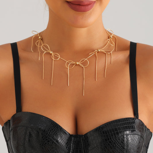 Collana Pendente Alla Moda con Fiocco e Nappe e Design Geometrico su Catena a Serpente Lucida da Donna