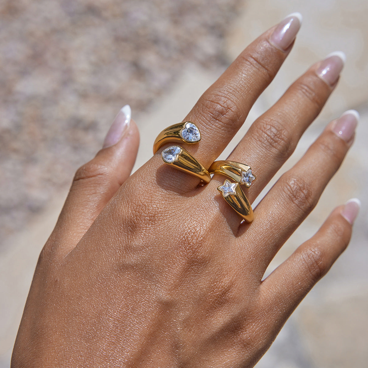 Anillo de acero inoxidable chapado en titanio con estrella geométrica para mujer con estética minimalista de lujo