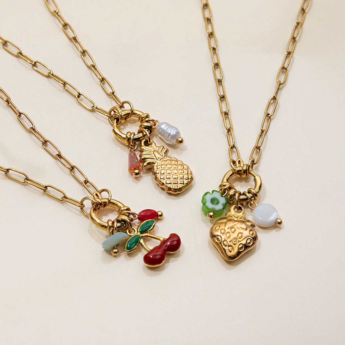 Collana con Pendente Fragola Geometrica in Acciaio Inossidabile con Dettagli in Acciaio al Titanio e Finitura Elettroplaccata da Donna