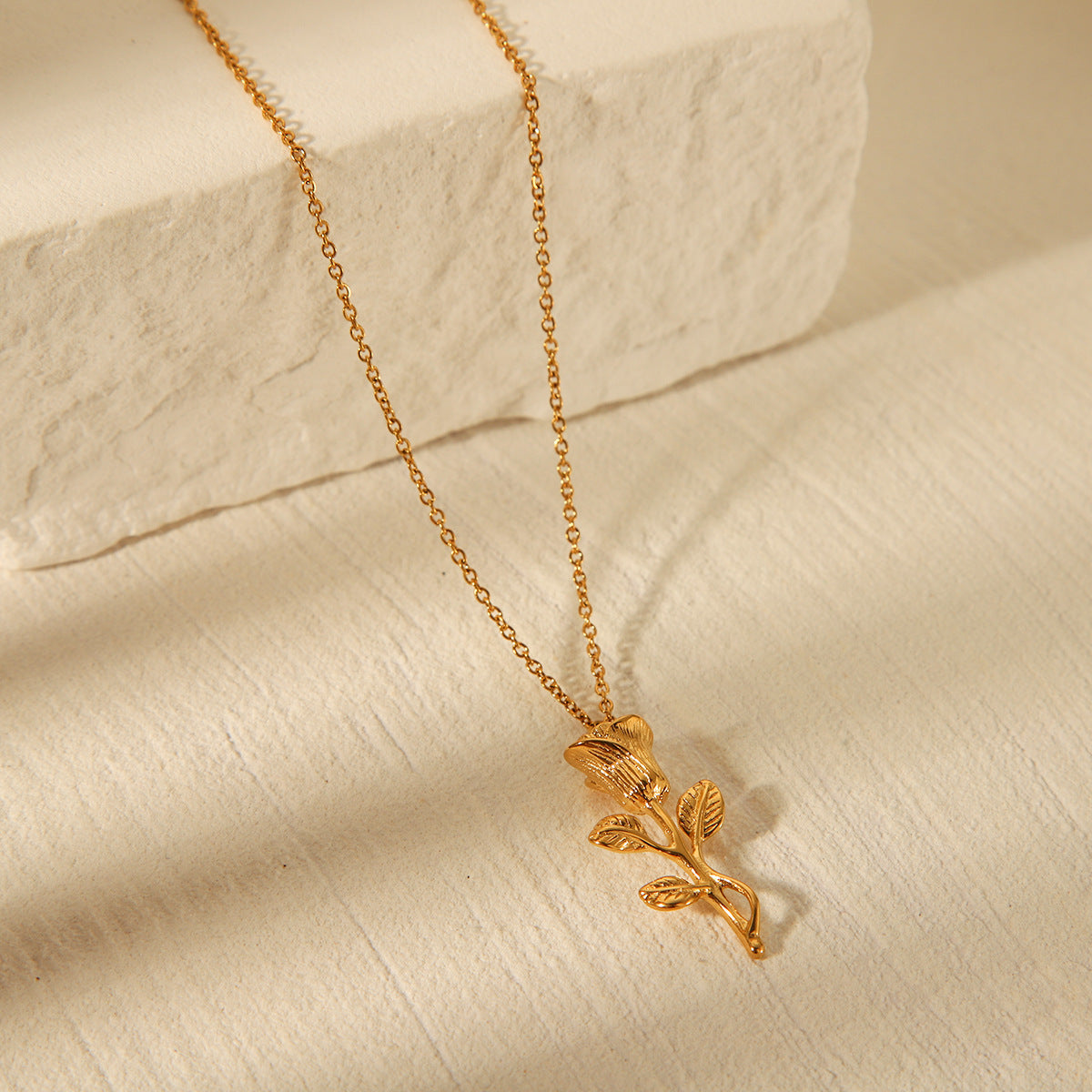 Elegante Collana Pendente a Rosa per Donna in Acciaio Inossidabile con Finitura Placcata, Design Floreale e Geometrico