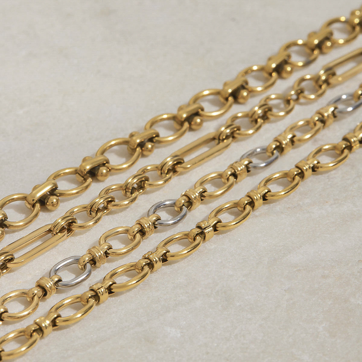 Elegante collar de acero inoxidable con baño de oro de 18 quilates y colgante de acero de titanio para mujer