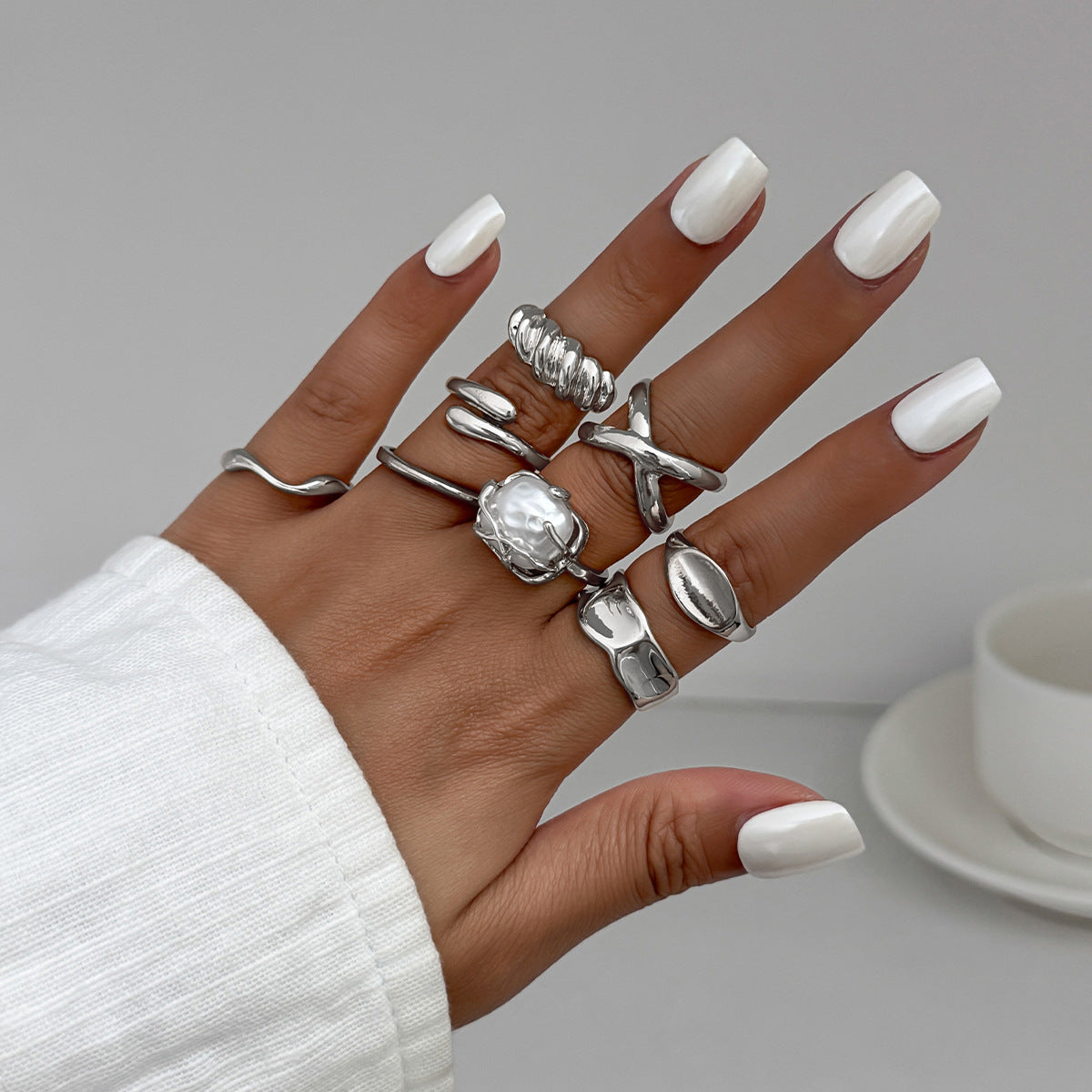 Set di Anelli Vintage con Geometrie Irregolari, Accenti di Perle Simulate e Finitura Placcata
