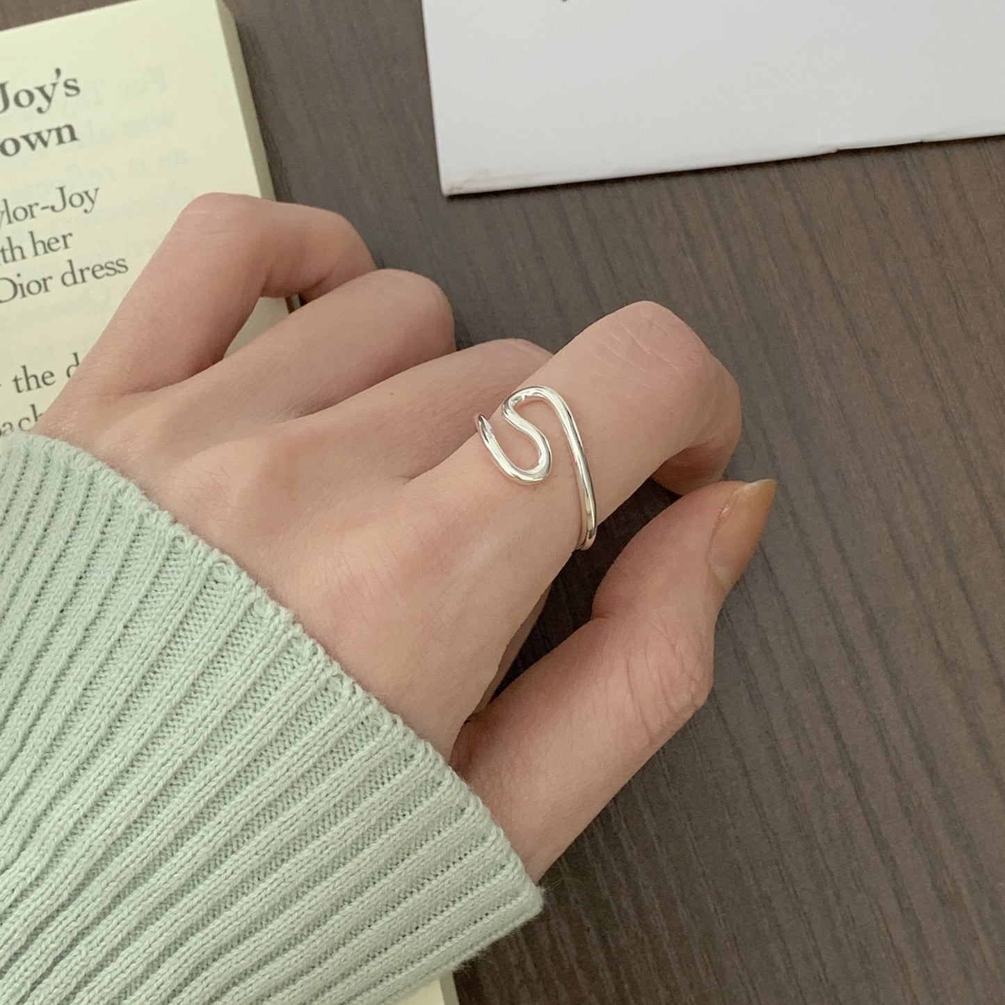 Anello da donna minimalista geometrico irregolare piegato in argento sterling 925 con design a forma di cuore
