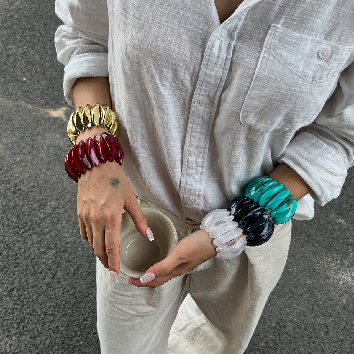 Pulsera de acrílico geométrica audaz con efecto jaspeado y banda flexible para mujer