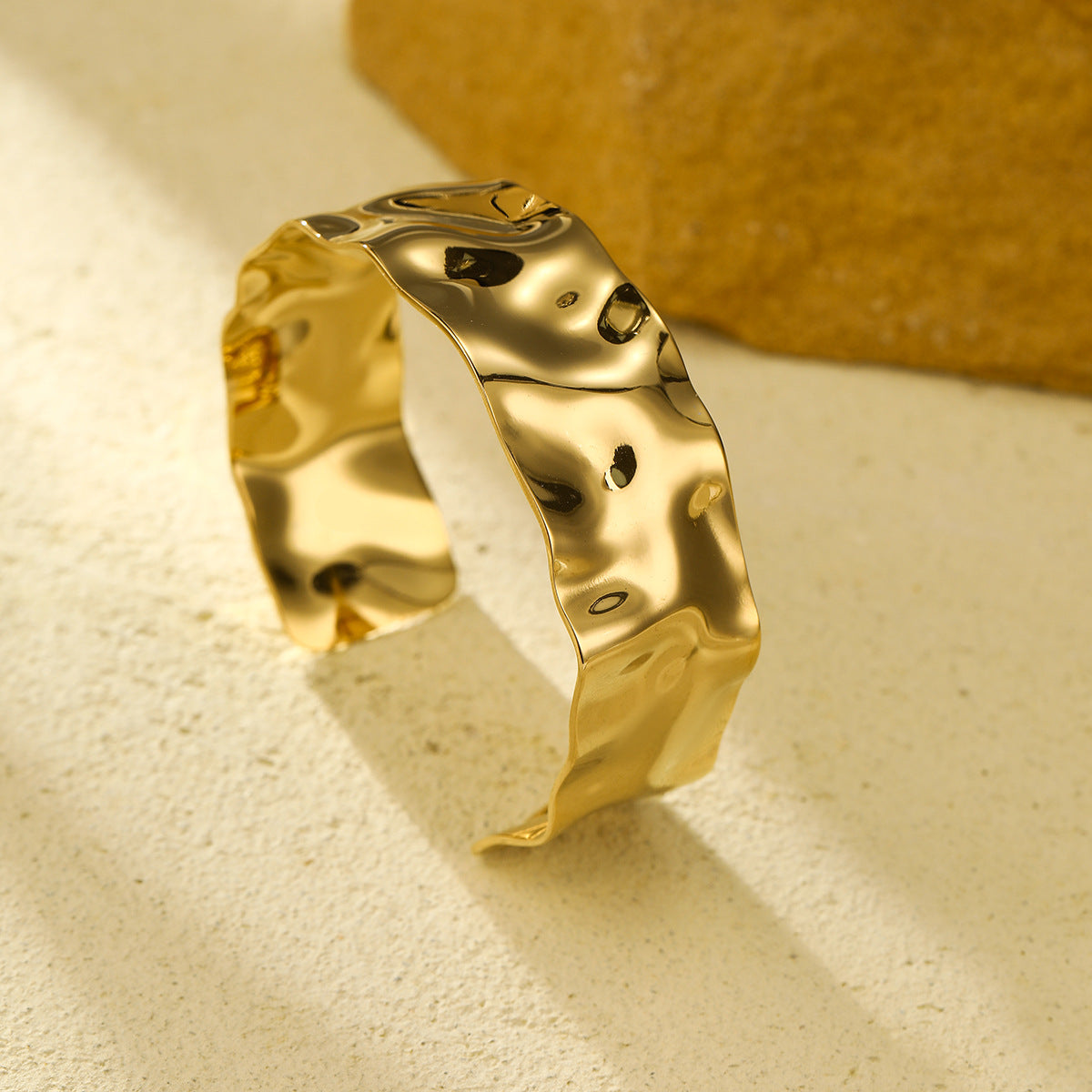 Bracciale alla moda geometrico in acciaio al titanio con finitura placcata e design ampio aperto per donna