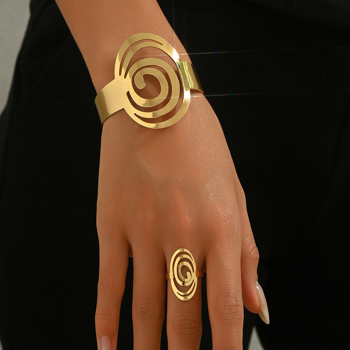 Conjunto de pulsera y anillo de aleación de zinc minimalista geométrico para mujer con diseño calado y banda abierta ajustable