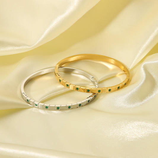 Bracciale Minimalista in Acciaio Inossidabile con Intarsio di Zirconi Smeraldo, Design Geometrico Quadrato in Acciaio al Titanio, Gioiello Elegante da Donna