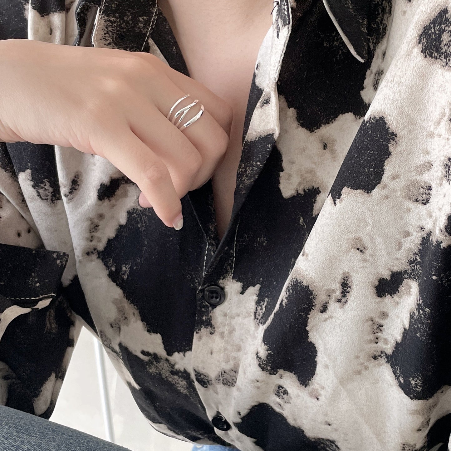 Anillo de plata minimalista con línea irregular para mujer con detalle de nudo en plata de ley 925