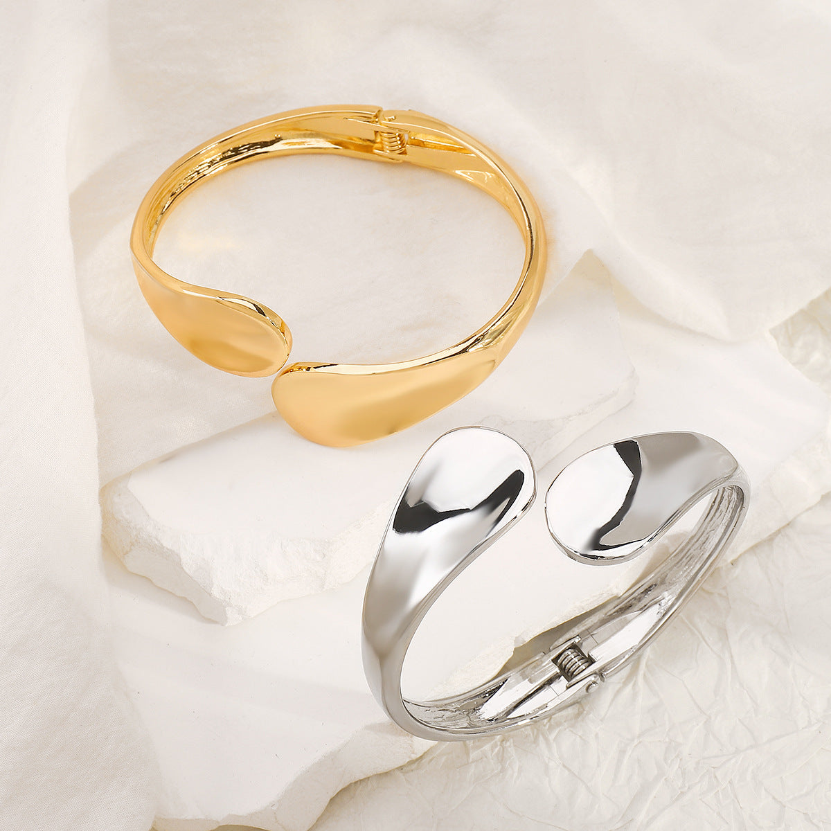 Pulsera minimalista de aleación geométrica con detalles de perlas simuladas