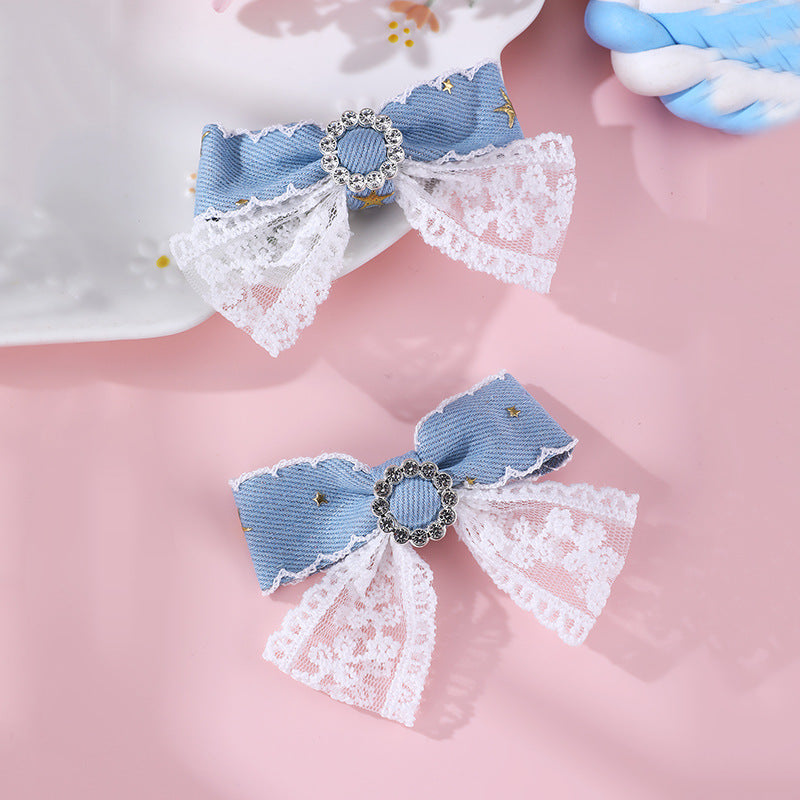 Fermaglio per Capelli da Bambina a Forma di Fiocco in Denim Stile Naturale con Stella in Lamina d'Oro e Bordo in Pizzo, Fermaglio a Becco d'Anatra