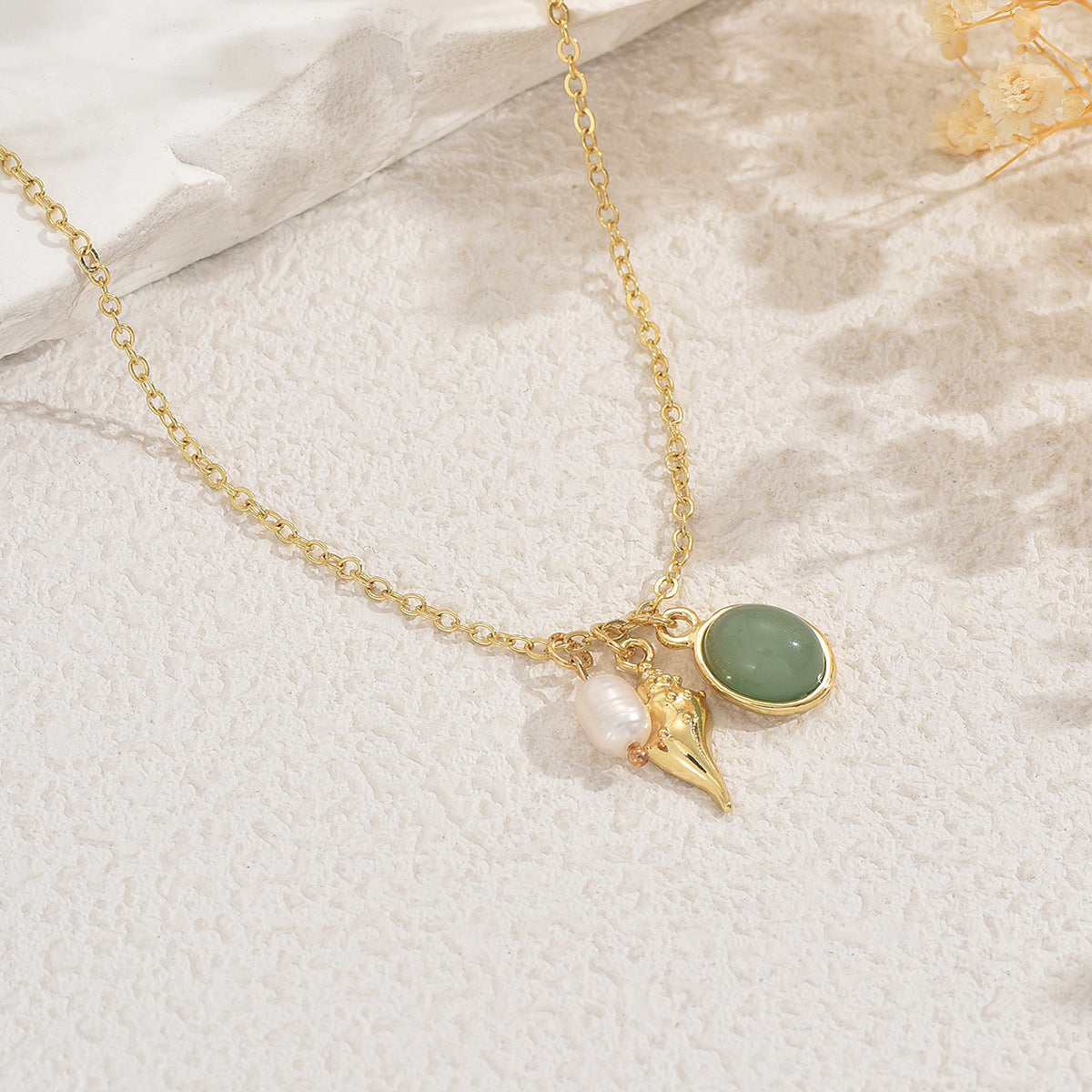 Collar con colgante geométrico de inspiración oceánica para mujer con incrustaciones de gemas en cadena de cobre