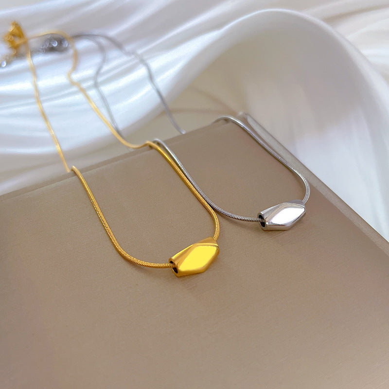 Collar con colgante de rombo geométrico minimalista para mujer de acero titanio con chapado en oro