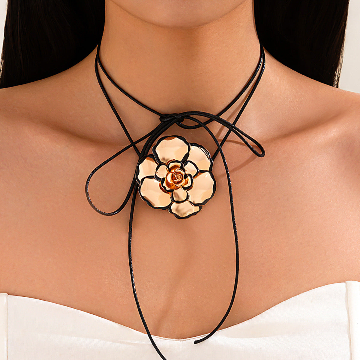 Collana girocollo vintage in metallo floreale con design a petali smaltati e nastro in velluto
