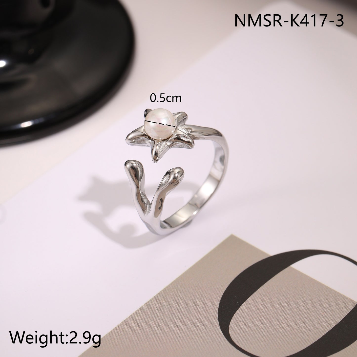 Anillo Abierto de Acero Inoxidable con Forma Geométrica, Acabado de Acero de Titanio y Detalle de Corazón de Malaquita para Mujer
