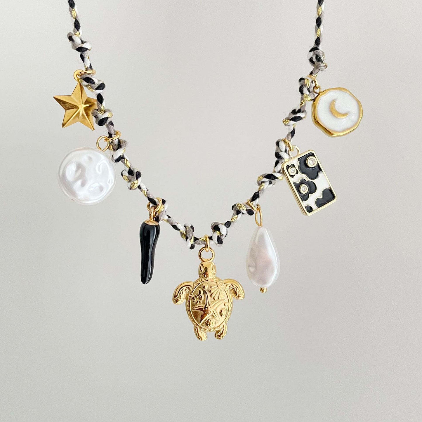 Collana da donna con ciondolo a farfalla a stella, perla e barretta placcata in titanio e acciaio personalizzata