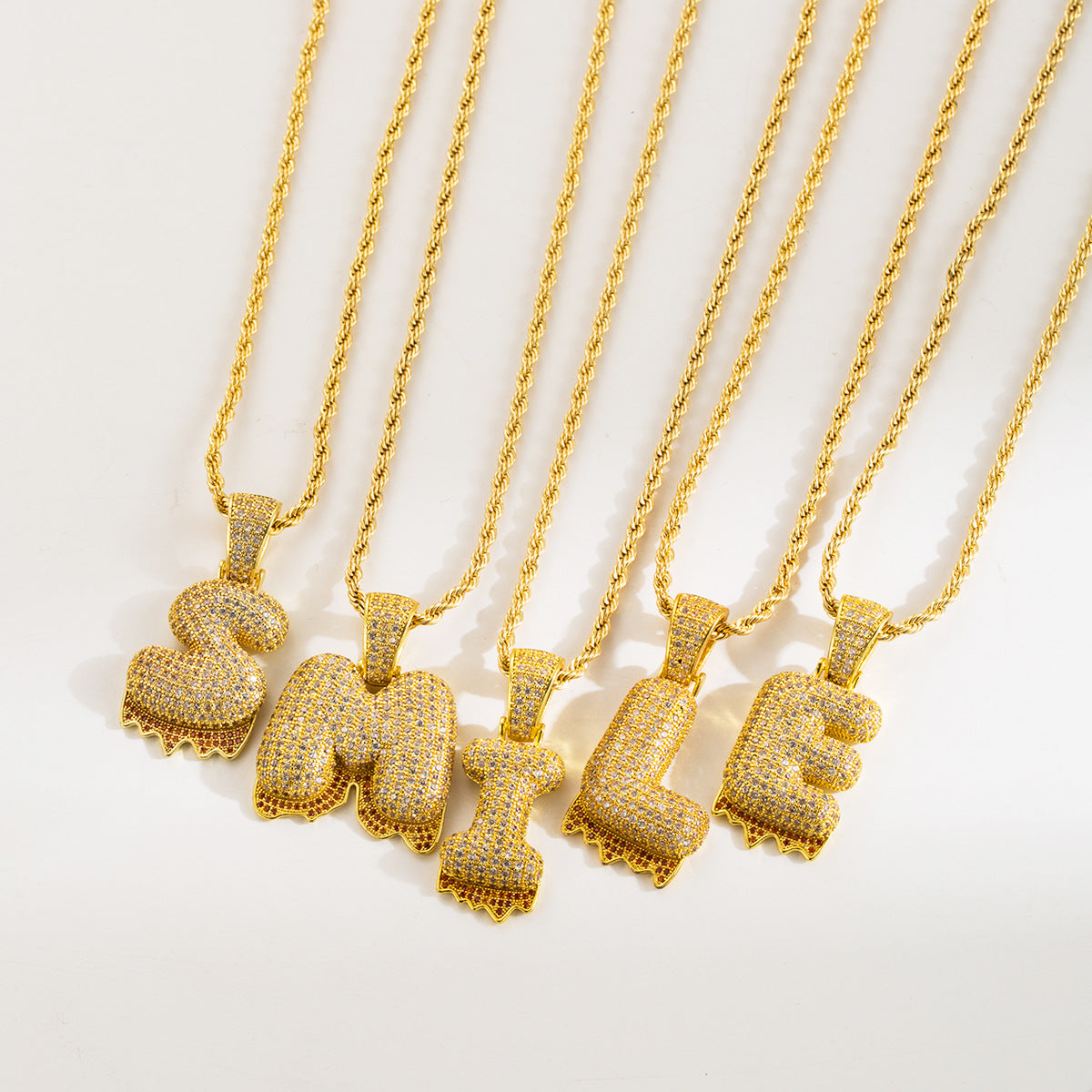Collana con ciondolo a lettera "Sweet-Edgy" da donna in ottone con intarsio in zirconi cubici su catena a clavicola