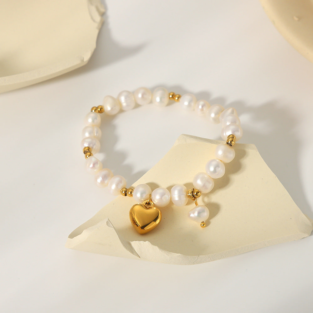 Bracciale da donna in perle d'acqua dolce a forma di cuore stile INS e acciaio al titanio con ciondolo in acciaio inossidabile placcato
