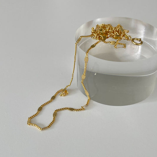Collar Redondo Minimalista de Plata con Patrón Geométrico en Plata de Ley 925 con Cadena de Serpiente para Mujer