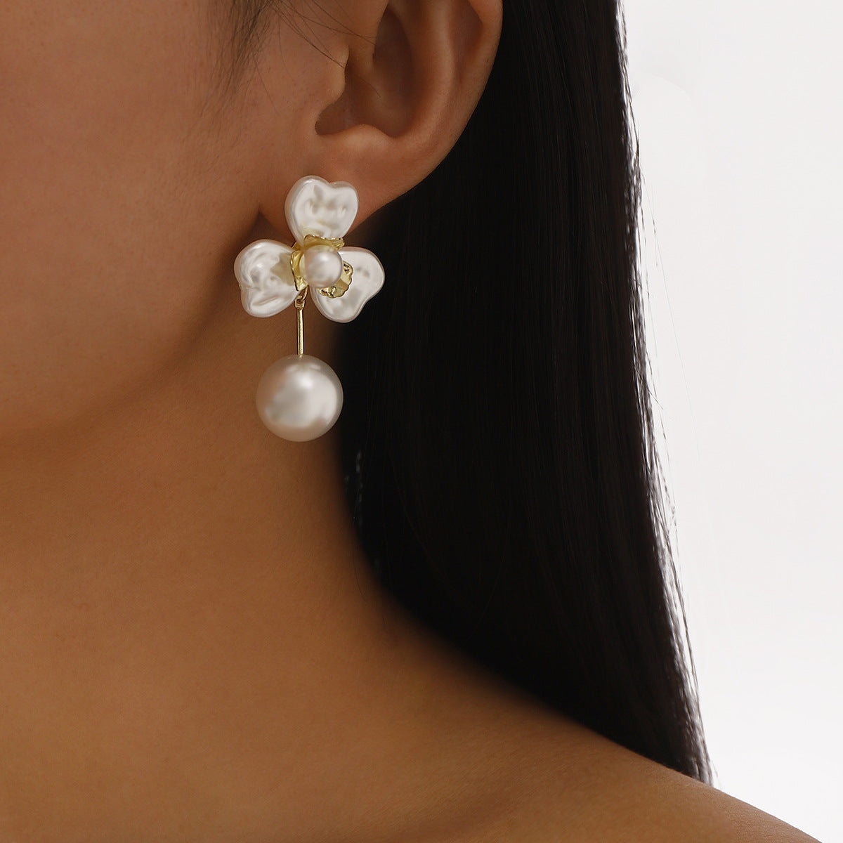 Pendientes de aleación con diseño floral elegante y detalles de perlas para mujer, acabado chapado, joyería de uso diario moderna y versátil