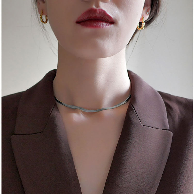 Gargantilla Minimalista Geométrica de Acero Inoxidable Chapado en Oro con Cadena de Serpiente Plana para Mujer y Hombre