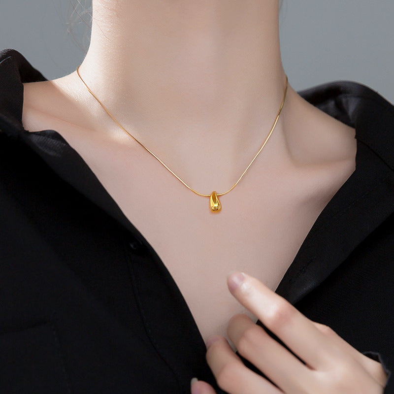 Elegante Collana Pendente Geometrica da Donna in Acciaio al Titanio Placcato Oro con Motivo Floreale Fresco
