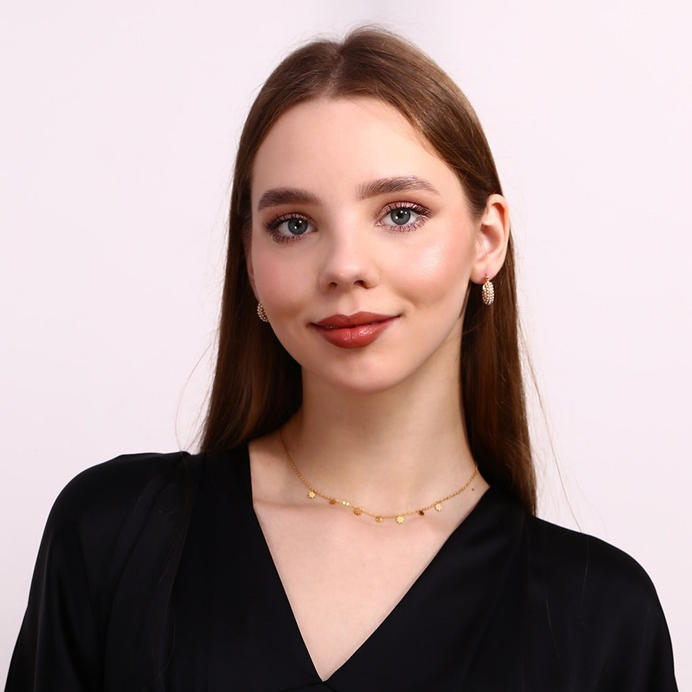 Collana con ciondolo a margherita minimalista da donna in acciaio inossidabile placcato oro 18 carati con design geometrico