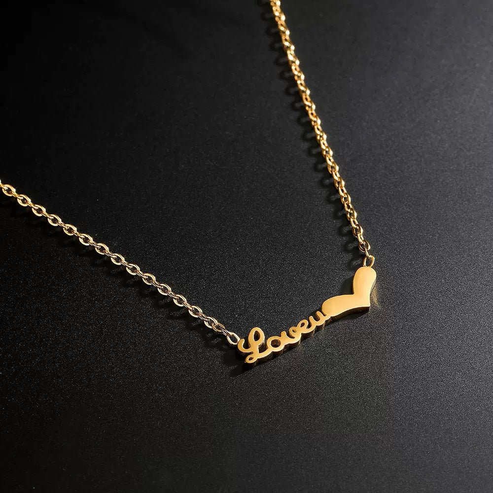 Collana da donna a forma di cuore "Love U" piccola, minimalista ed elegante in acciaio al titanio, con finitura placcata e catena a clavicola