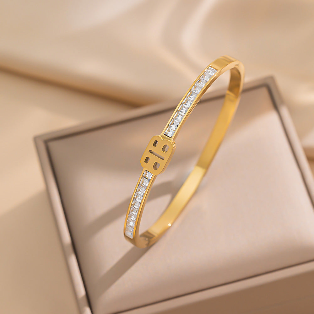 Fashion Minimalist BB Letter Bracelet for Women Made of Titanium Steel with Rhinestone Inlay and Plating Finish