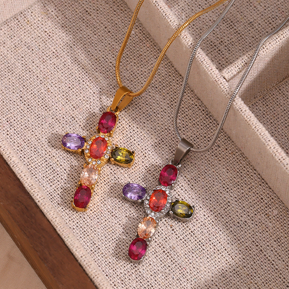Collana bohémien vintage con ciondolo a croce in acciaio inossidabile placcato oro 18 carati e intarsi di strass colorati su catena sottile a serpente per donna