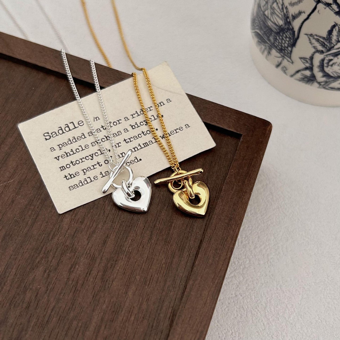 Collana minimalista con chiusura a T in argento sterling 925 a forma di cuore, finitura lucida e catena a maglia incrociata delicata