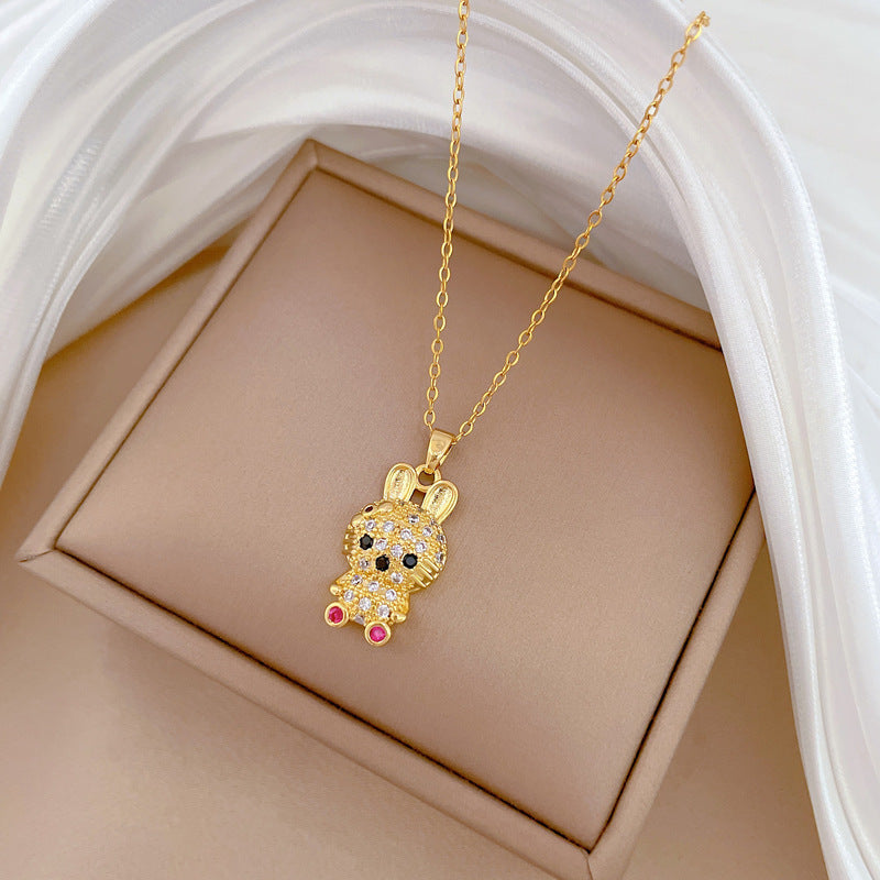 Collana con pendente a forma di coniglio dalle orecchie lunghe e dagli occhi rossi in acciaio al titanio di lusso per donna, con intarsio completo di strass, design geometrico e catena elegante per la clavicola