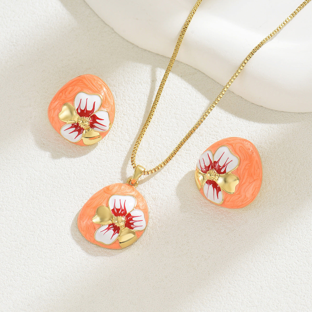 Conjunto de collar con colgante floral dulce natural y pendientes de mujer, cadena con medallón de cobre y diseño de pétalos con acabado al óleo