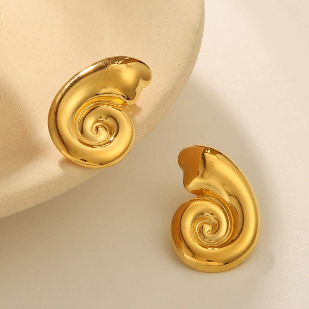 Orecchini da donna minimalisti in acciaio inossidabile a forma di conchiglia con finitura placcata, design geometrico ispirato alla spiaggia