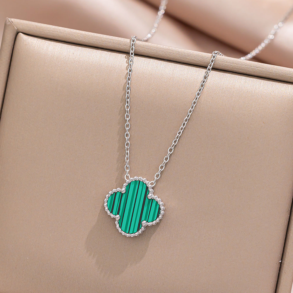 Set di collana, bracciale e orecchini in acciaio al titanio di lusso a forma di trifoglio con finitura placcata, catena a O, catena per clavicola e design ipoallergenico