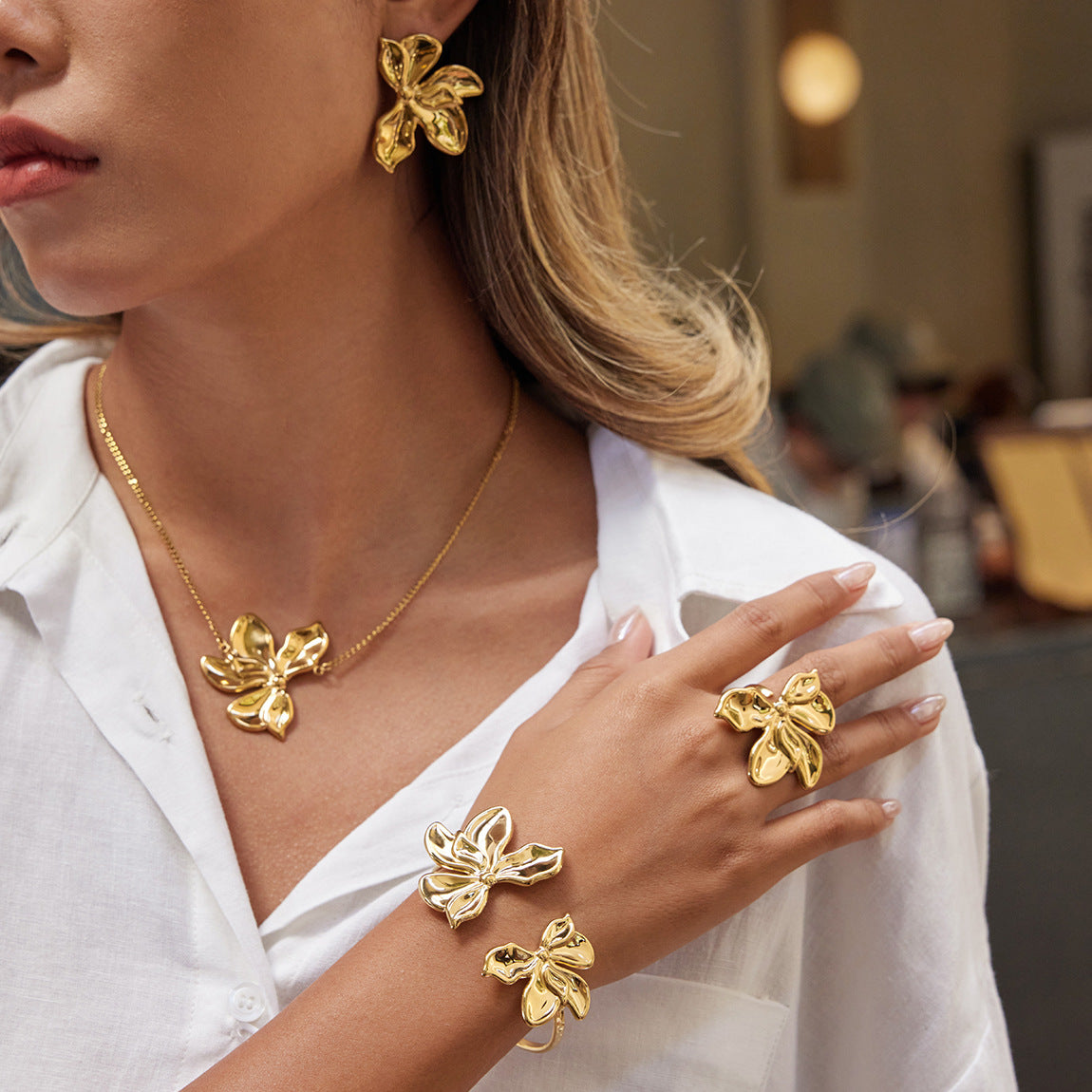 Collar con colgante floral bohemio de acero de titanio con cadena de acero inoxidable galvanizado y conjunto de pulsera y pendientes a juego para mujer
