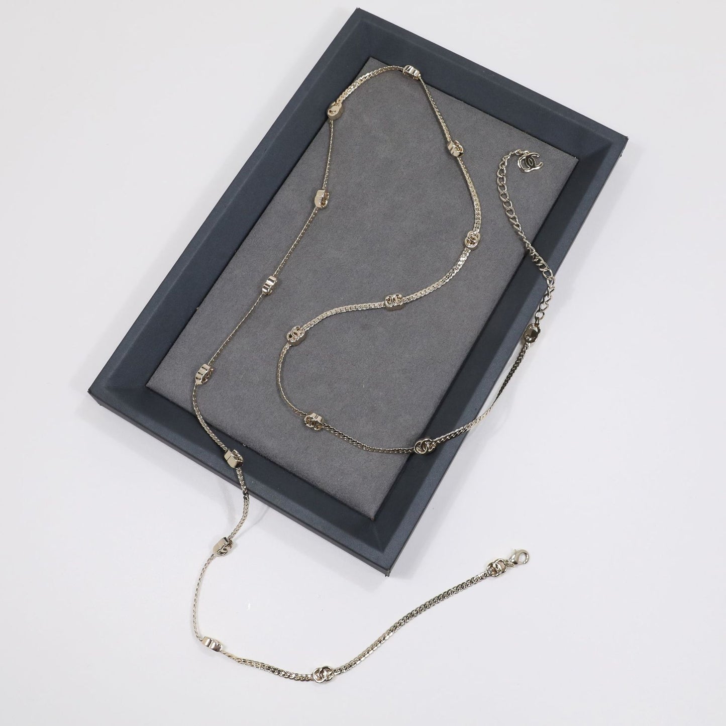 Collana da donna a catena serpente con lettere in ottone placcato oro di lusso