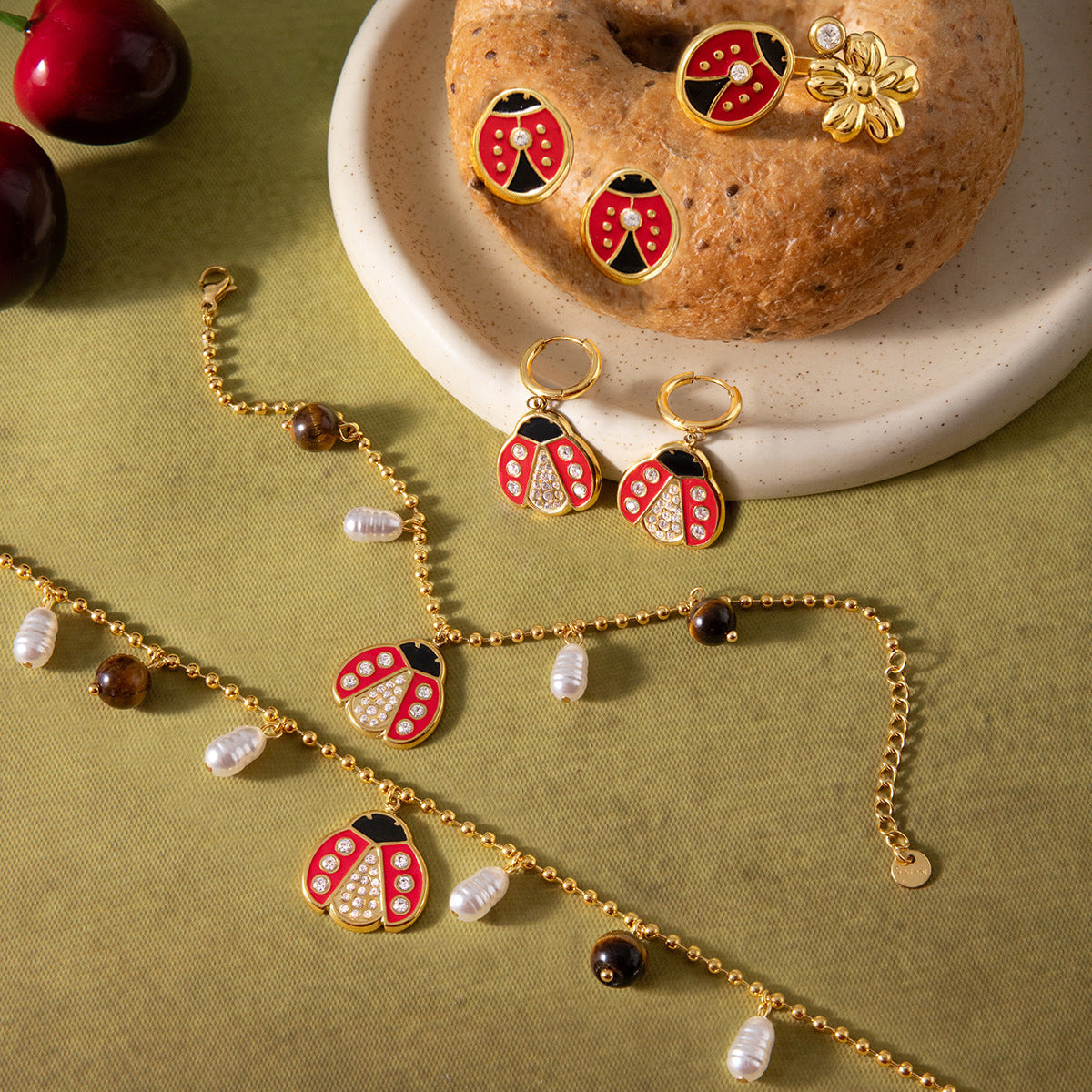 Set Collana con Ciondolo Coccinella alla Moda in Acciaio Inossidabile con Finitura Placcata da Donna Include Orecchini Bracciale e Collana