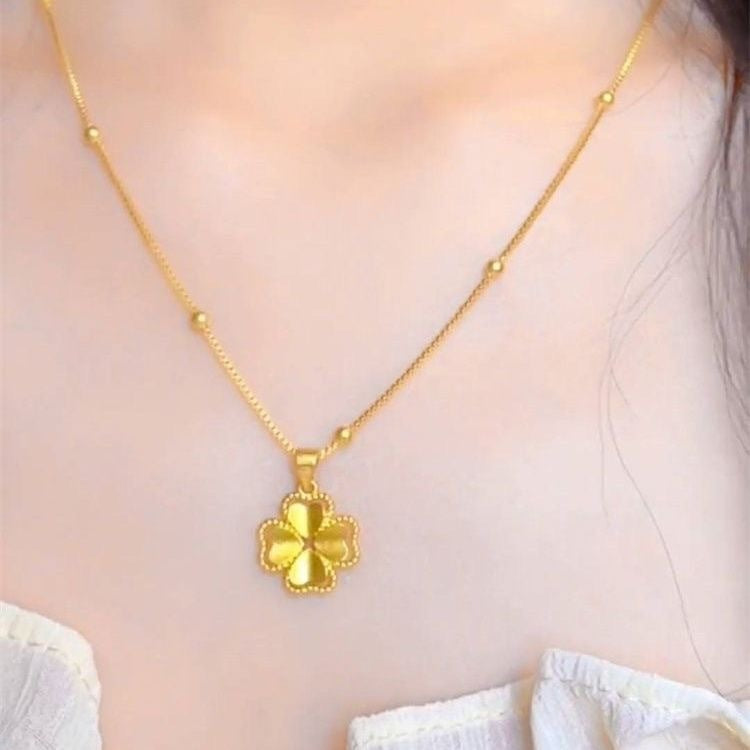 Collana da donna con ciondolo a cuore e quadrifoglio in acciaio al titanio placcato oro 18 carati