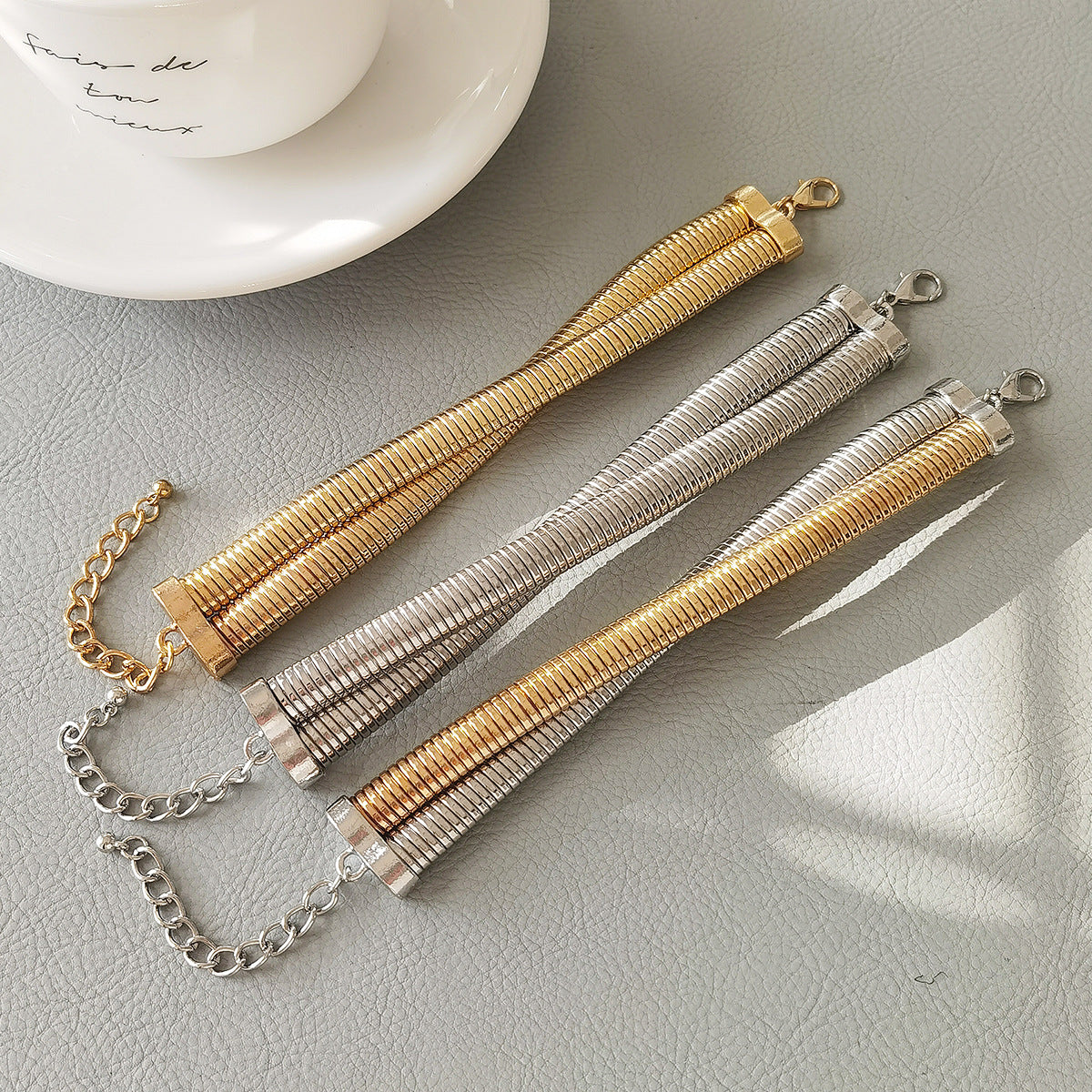 Bracciale rigido geometrico irregolare dolce e grintoso con base in lega galvanizzata, catena a serpente intarsiata di perle, design con apertura elastica