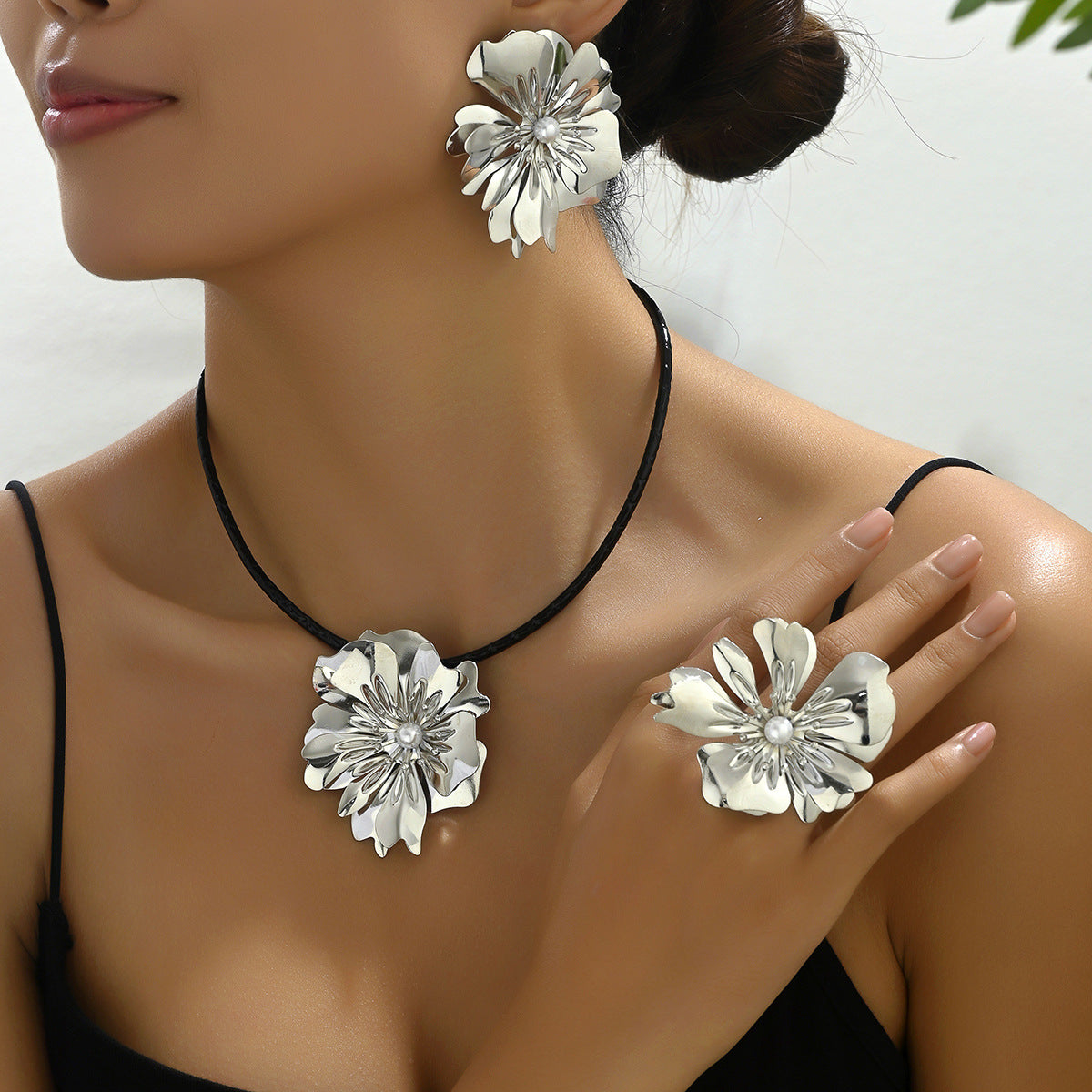Parure Vintage Francese di Collana e Orecchini in Lega Floreale con Intarsio di Perle da Donna