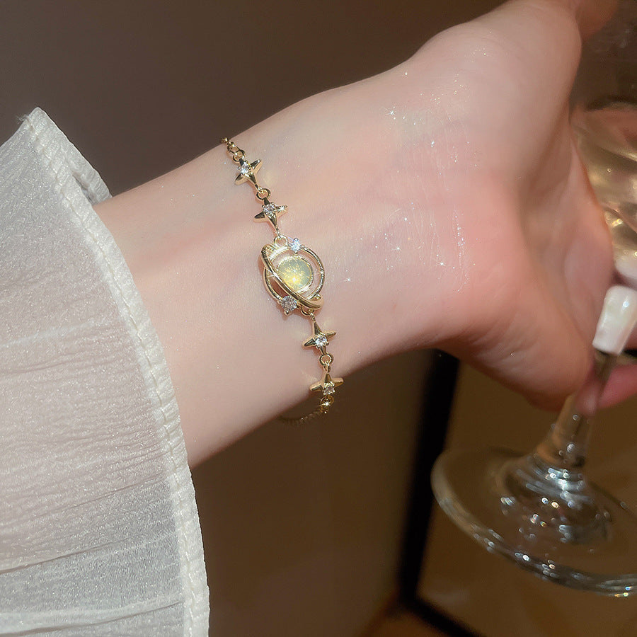 Elegante bracciale da donna con fiore geometrico e accenti in zircone, in rame placcato, stile trendy da ufficio, gioiello versatile e lussuoso per la mano