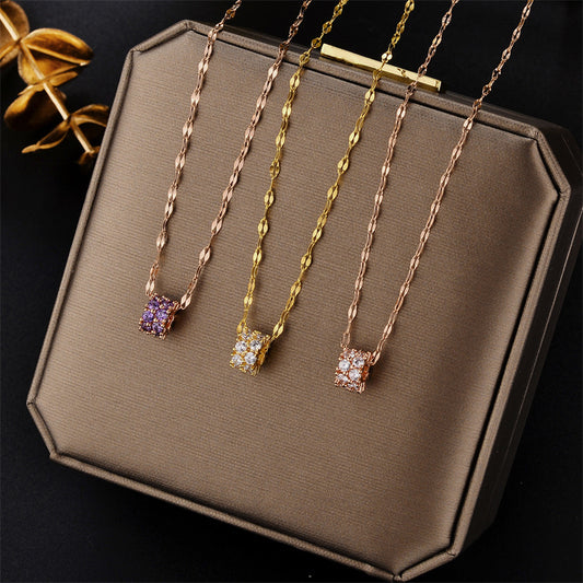 Collana con Pendente Minimalista Geometrico in Acciaio al Titanio con Intarsio di Strass e Finitura Placcata per Donna