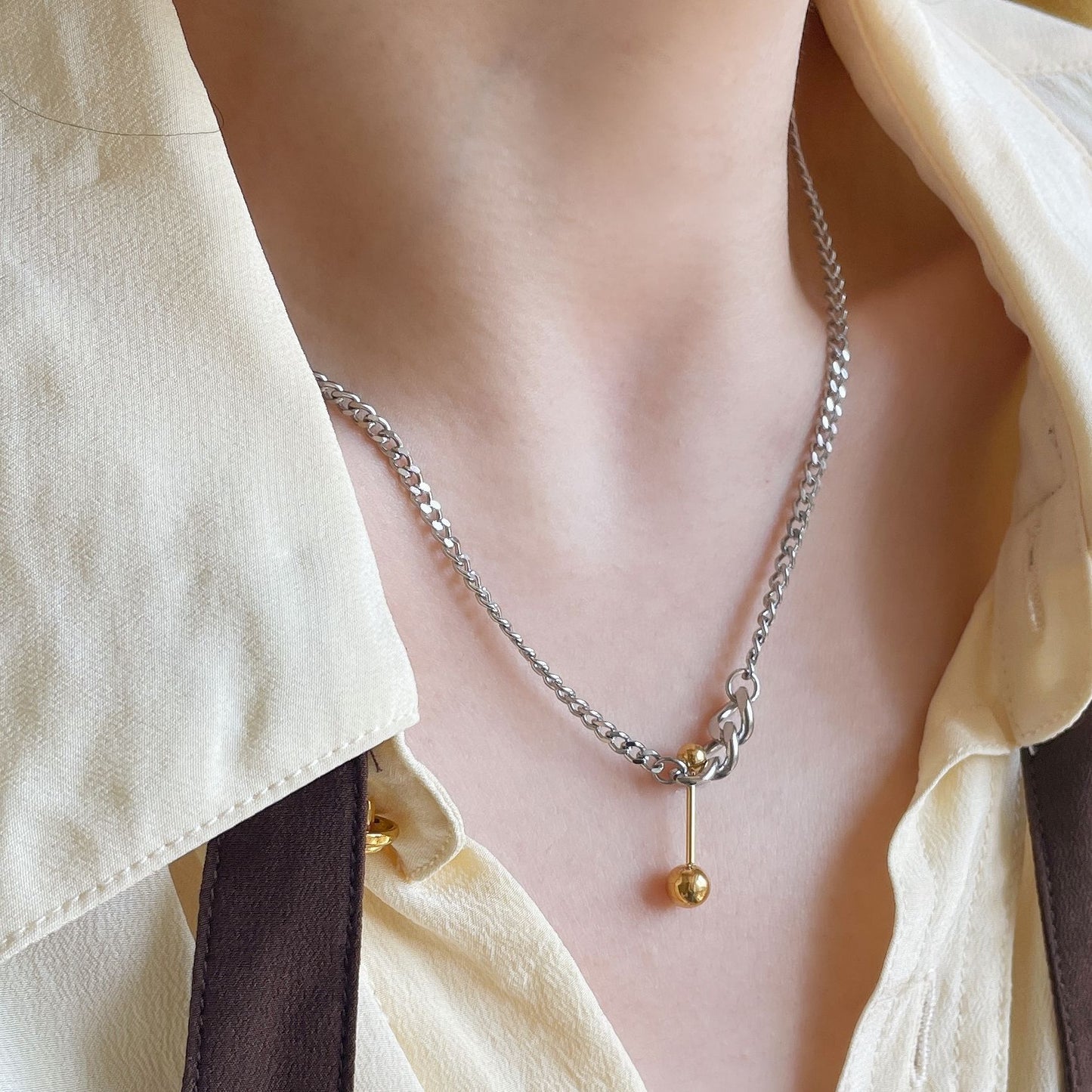 Collana da donna con ciondolo a fiammifero in acciaio al titanio, finitura placcata e delicata catenina a clavicola, stile minimalista
