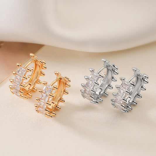 Pendientes de aro geométricos irregulares de espina de pescado minimalistas para mujer, base de cobre con baño de oro de 18 quilates y detalles de circonitas