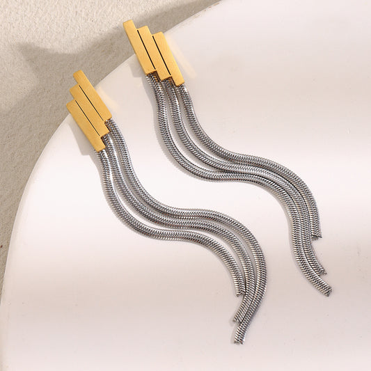 Pendientes elegantes, minimalistas y geométricos de acero inoxidable con baño de oro de 18K y diseño de cadena de flecos escalonada