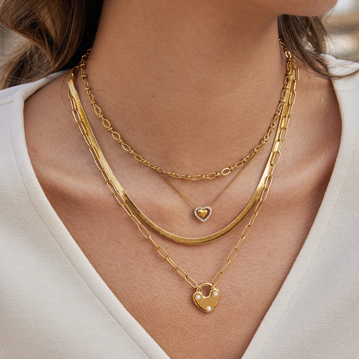 Collana da donna con ciondolo a cuore minimalista in acciaio al titanio con placcatura in oro PVD sottovuoto