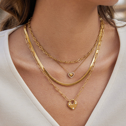 Collana da donna con ciondolo a cuore minimalista in acciaio al titanio con placcatura in oro PVD sottovuoto